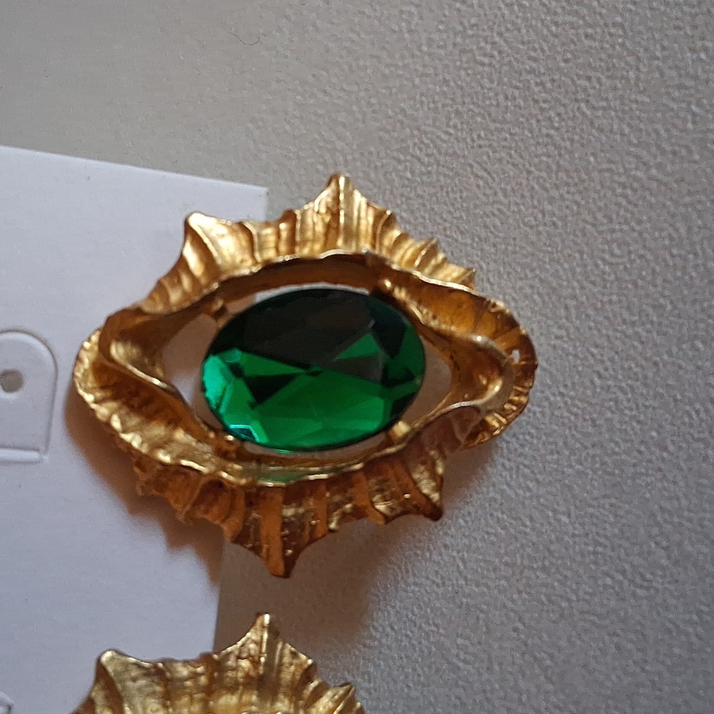 Vintage Clip-on Gold-Tone Earrings with Emerald Green - Picture 8 of 13